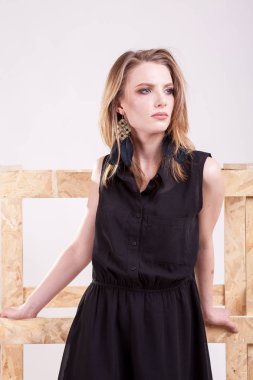 Muhteşem sarışın model studio fotoğraf moda poz