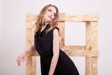 Sarışın model kadın moda studio fotoğraf içinde poz