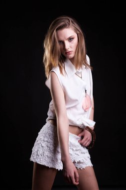 Seksi model beyaz gömlek moda stil içinde poz içinde