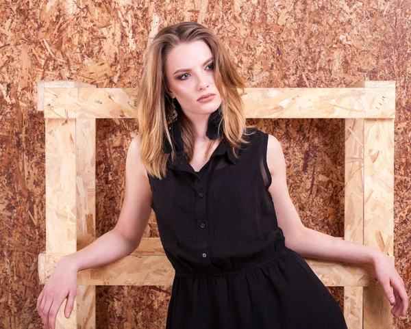 Retrato de mujer estilo de moda posando en pared de madera —  Fotos de Stock