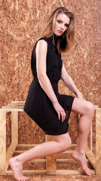 Wunderschöne Frau Mode Stil posiert auf hölzerner Wand — Stockfoto