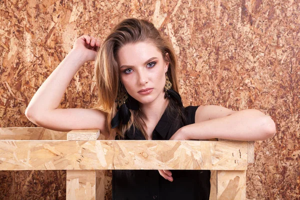 Portrait of gorgeous woman fashion style posing on wooden wall — Stock Photo, Image