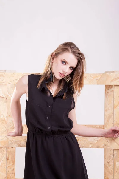 Gorgeous blond modell poserar mode i studio foto — Stockfoto