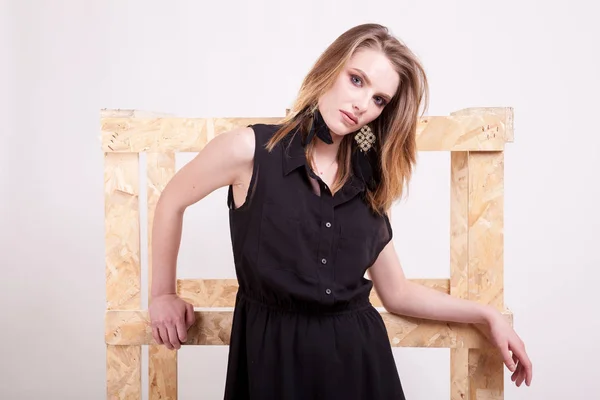 Blondes Model posiert Mode im Studio — Stockfoto
