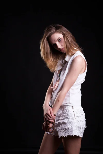 Αισθησιακό μοντέλο σε λευκά πουκάμισα σε μαύρο φόντο σε studio phot — Φωτογραφία Αρχείου