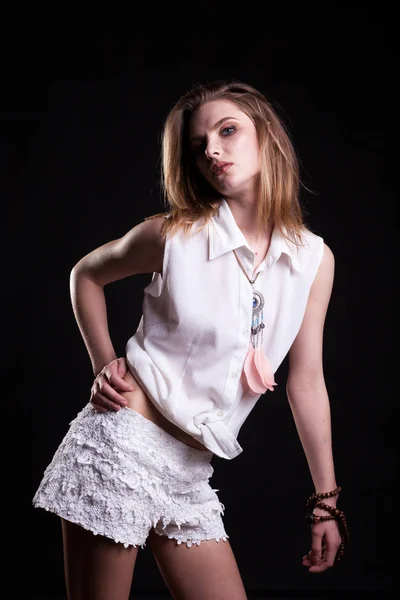 Aantrekkelijke model in witte shirts op zwarte achtergrond in de studio p — Stockfoto