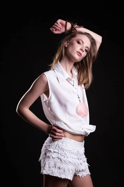 Vonzó modell stúdió p fekete háttér fehér ing — Stock Fotó