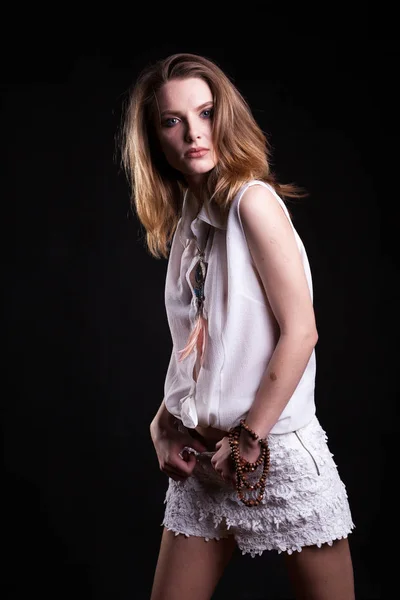 흰색 셔츠 패션 스타일에 포즈에서 섹시 한 모델 — 스톡 사진