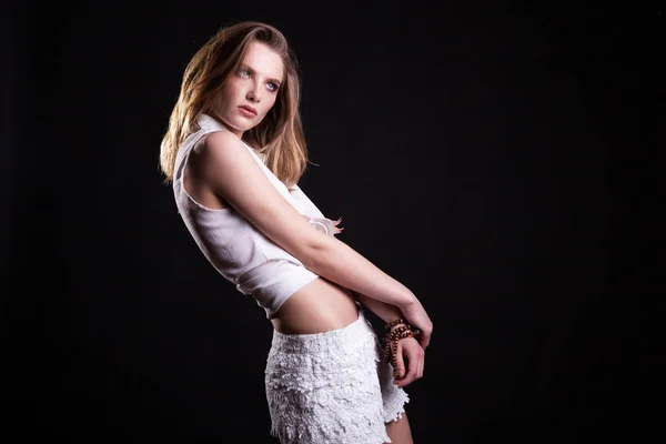 Förförisk Blond modell i vit skjorta på svart bakgrund — Stockfoto