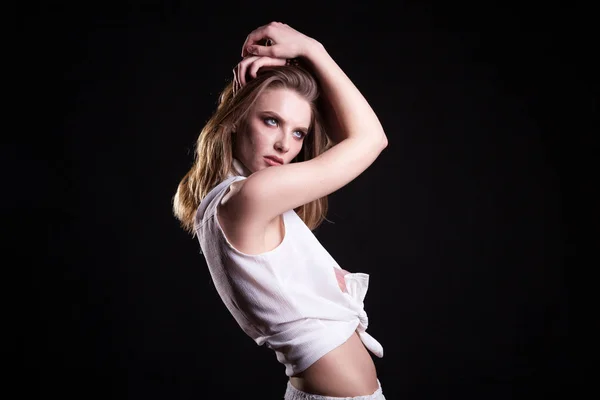 Modelo rubia seductora en camisas blancas sobre fondo negro —  Fotos de Stock