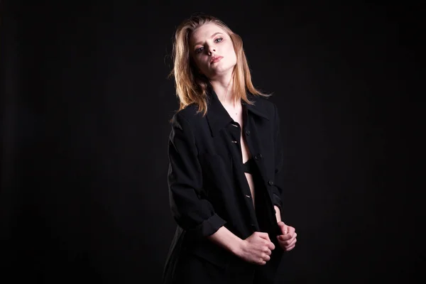 Vacker blondin i casual Modekläder i studio foto — Stockfoto