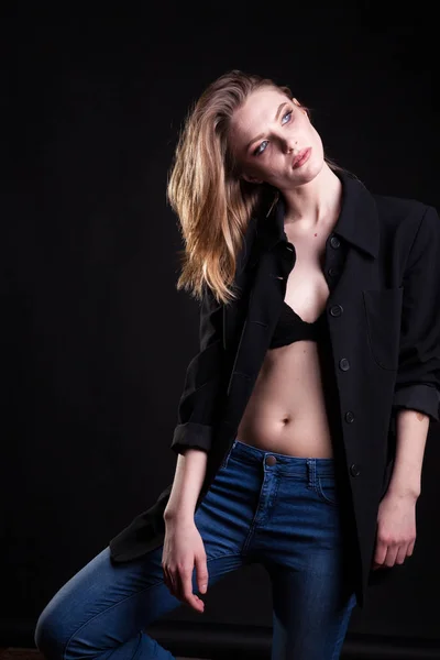 Ursnygg blondin i casual Modekläder i studio foto — Stockfoto