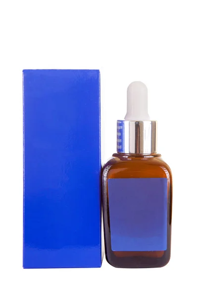 Productos cosméticos en botella junto a una caja — Foto de Stock
