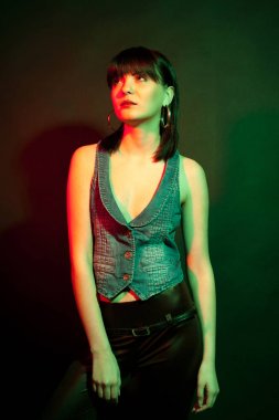 Kırmızı ve Yeşil ışıkta şık kadın deri pantolon