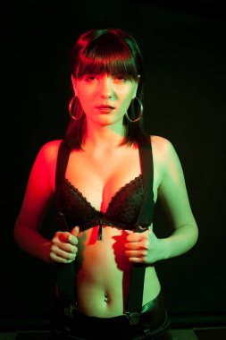 Kırmızı ve Yeşil ışıkta iç çamaşırı giymiş seksi kadın