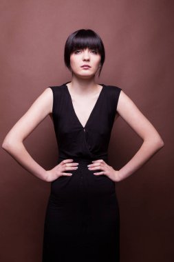 Güzel esmer uzun siyah elbise moda stil içinde poz
