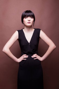 Güzel esmer uzun siyah elbise moda stil içinde poz