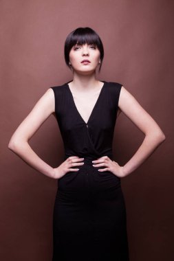 Güzel esmer uzun siyah elbise moda stil içinde poz