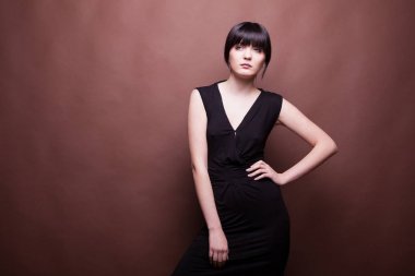 Uzun siyah elbiseli güzel kadın