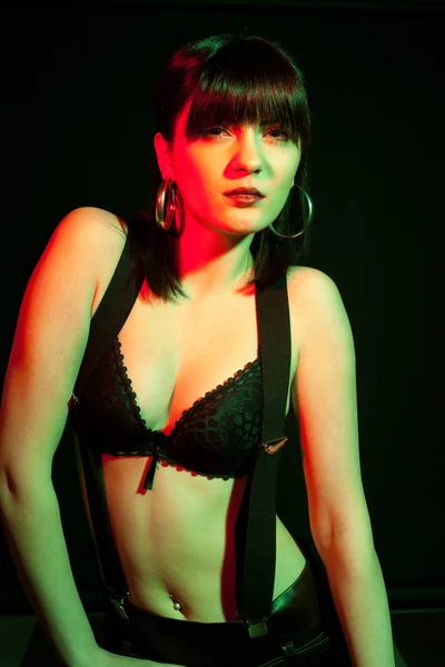 Donna seducente che indossa lingerie a luce rossa e verde — Foto Stock