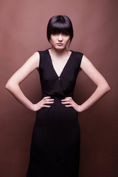 Красивая модель в длинном черном платье — стоковое фото