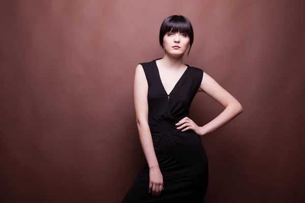 Ursnygg kvinna i lång svart klänning — Stockfoto