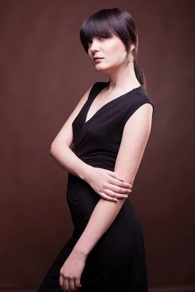 Mulher atraente em vestido preto longo — Fotografia de Stock