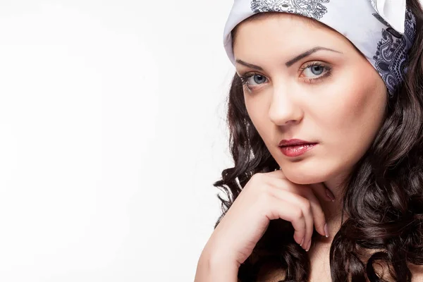 Retrato de mujer hermosa sobre fondo blanco — Foto de Stock