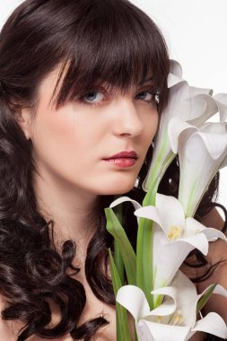 Güzellik portre beyaz arka plan üzerinde güzel kadın