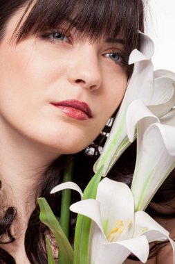 Beyaz arka plan üzerinde güzellik portre çekici kadın