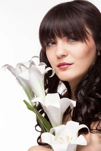Donna che tiene i fiori in mano nel ritratto di bellezza — Foto Stock