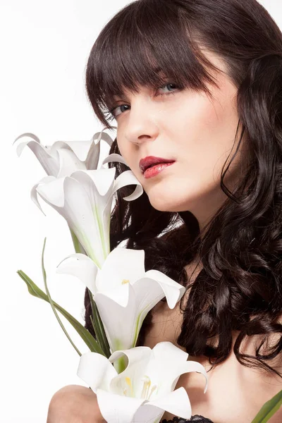 Piękno portret kobiety z kwiatami — Zdjęcie stockowe