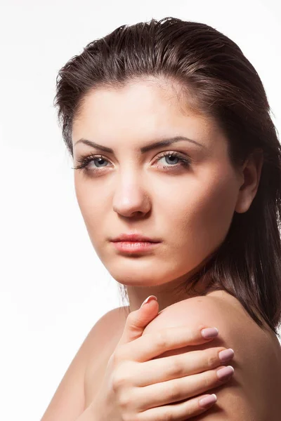 Retrato de belleza de modelo magnífico con pelos húmedos — Foto de Stock