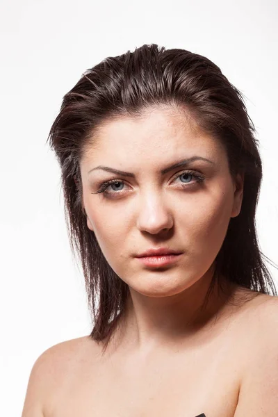 Porträt einer attraktiven Frau im harten Studiolicht — Stockfoto