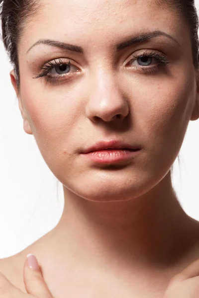 Portrait de femme séduisante dans une lumière de studio sévère — Photo