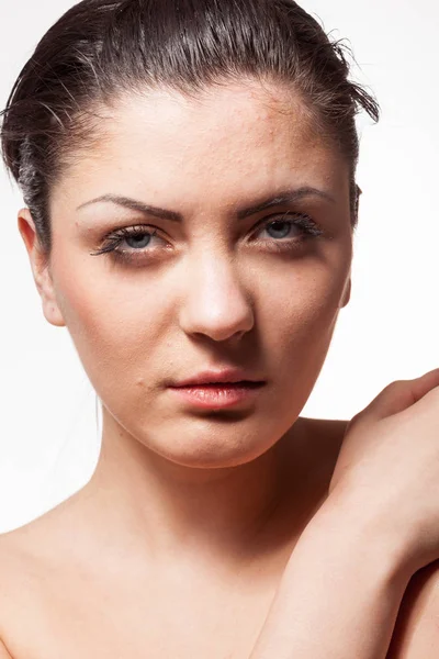 Femme avec maquillage naturel en studio photo — Photo