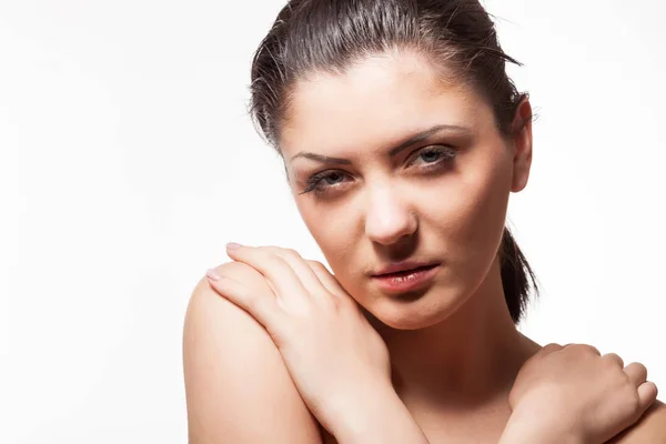 Magnifique modèle avec des cheveux mouillés en studio photo — Photo