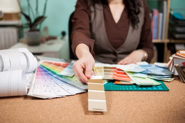Architekt s barevnou paletu na její pracovní stůl — Stock fotografie