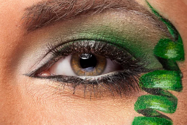 Nahaufnahme eines Auges mit artistischem Make-up — Stockfoto