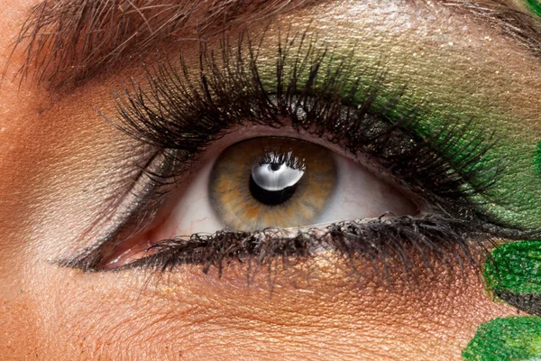 Primer plano de ojo atractivo con maquillaje artístico —  Fotos de Stock