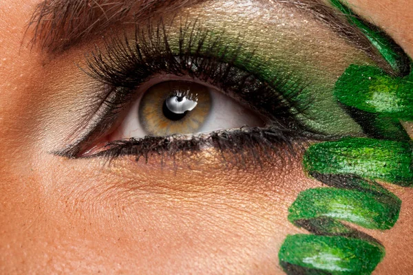 Primer plano de ojo atractivo con maquillaje artístico —  Fotos de Stock