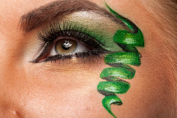 Close up van aantrekkelijke oog met artistieke make up — Stockfoto