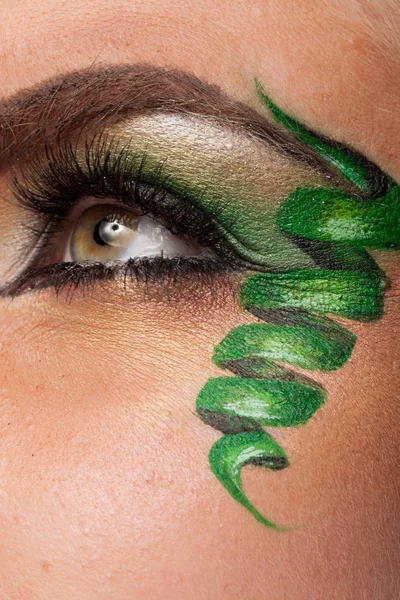 Close-up de um olho com maquiagem artística — Fotografia de Stock