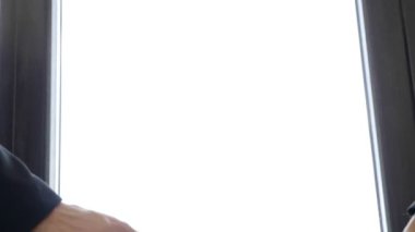 Ağır çekim yakın çekim el sallayarak bir iş adamı ve iş kadını arasında