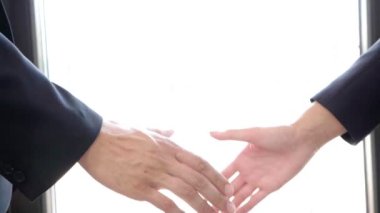 Ağır çekim el sallayarak bir iş adamı ve iş kadını arasında kapatın