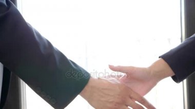 Anlaşma anlaşma. Ağır çekim el sallayarak bir iş adamı ve iş kadını arasında