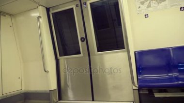 Metro içinde. Yeraltı tren ile seyahat