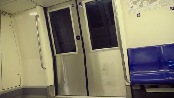 Dentro del metro. Viajando con tren subterráneo — Vídeo de stock