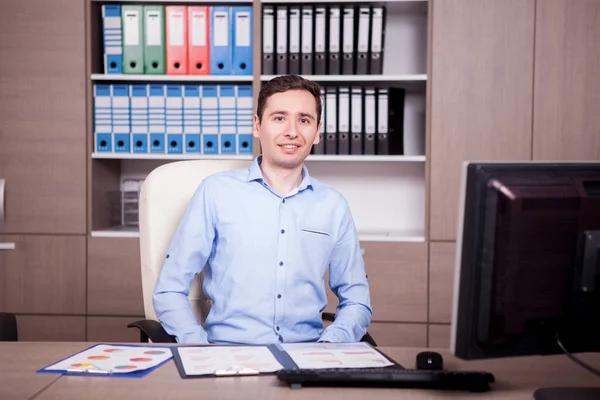 Geschäftsmann im Stuhl in seinem Büro — Stockfoto