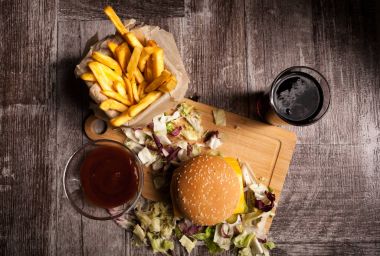 Yanında patates kızartması ve co ahşap plaka üzerinde lezzetli ev yapımı hamburger